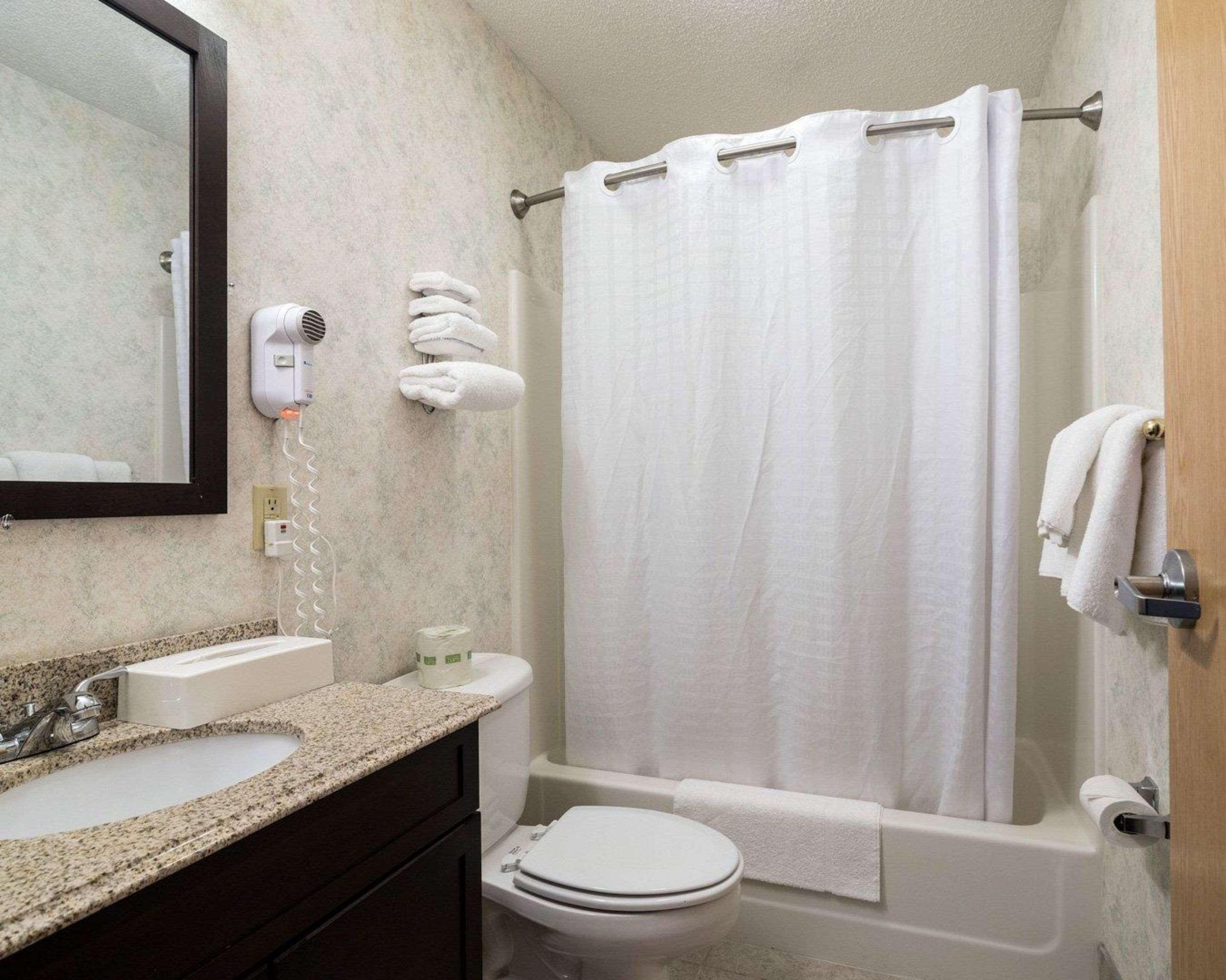 Econo Lodge Inn & Suites Canandaigua Exteriör bild